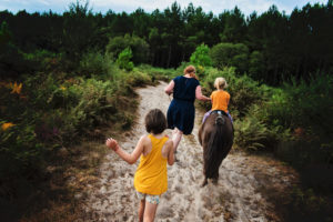 Rose a enfin sa petite balade en Poney - Camping Le Col Vert - Sandaya