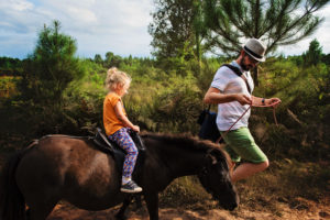 Rose a enfin sa petite balade en Poney - Camping Le Col Vert - Sandaya