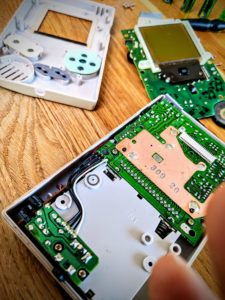 Game Boy et sèche cheveux.