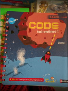 Un livre pour apprendre à coder... même si Scratch est un peu gourmand pour l'ordinateur de Charly.