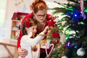 A la poursuite de Noël - On prépare le sapin en famille