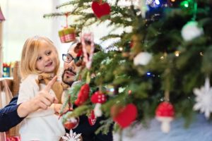 A la poursuite de Noël - On prépare le sapin en famille