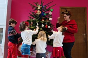 A la poursuite de Noël - On prépare le sapin en famille