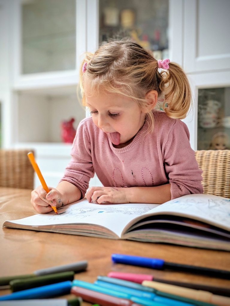 Rose aime dessiné... cahier, mur, chaise, armoires...