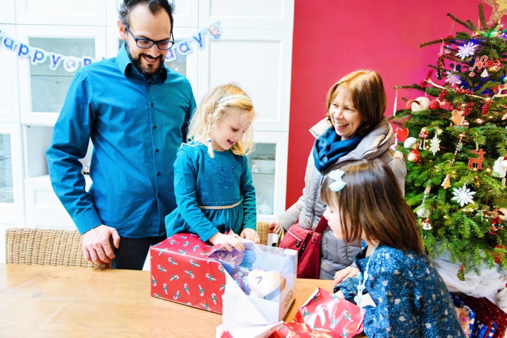 Rose déballe ses cadeaux