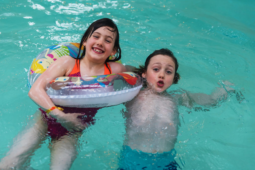 On joue dans la piscine du camping Mané Guernehué
