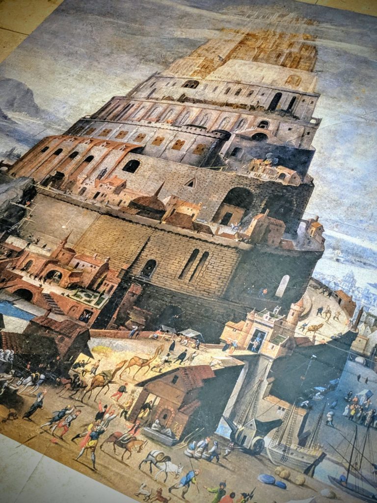 La tour de Babylone au pied des escalators de Sienne