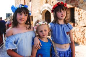 Alice&juliette et leur petite soeur bien protégée - Monteriggioni