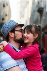 Juliette calin avec papa - Saint Malo