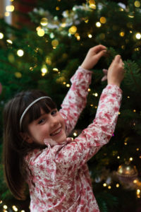On prépare le sapin de Noël en famille