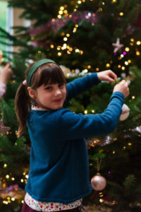 On prépare le sapin de Noël en famille