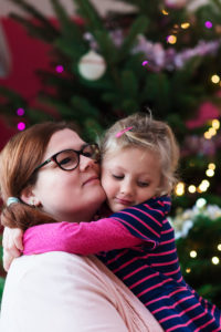 On prépare le sapin de Noël en famille