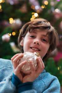 On prépare le sapin de Noël en famille