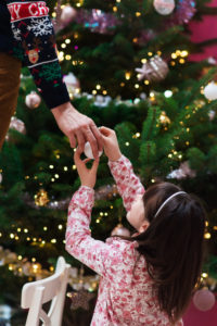 On prépare le sapin de Noël en famille