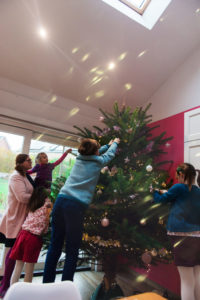 On prépare le sapin de Noël en famille