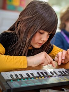 Et Alice joue sur le Casio SA-5, 1993