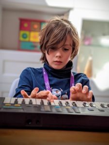 Charly joue sur un Casio SK-1, 1985.