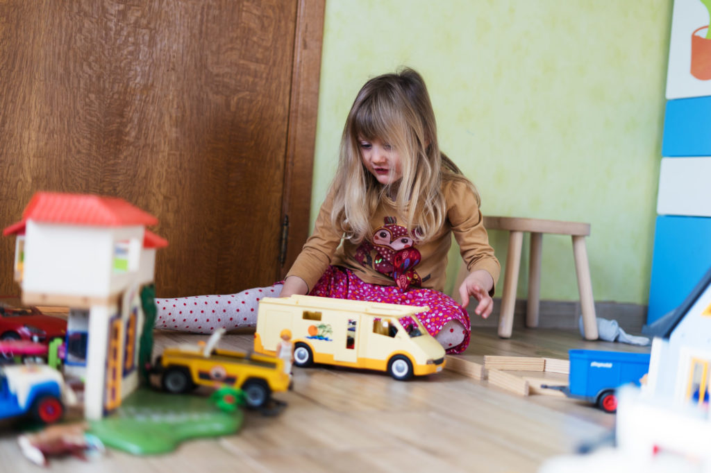 Rose envahit le salon pour jouer aux Playmobils
