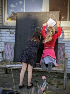 L'école leur manque tellement que je leur ai vite fait un tableau noir :) #stayhome