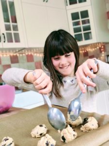 Juliette cuisine avec Maman