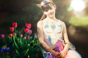 Photographie enfant, reportage au jardin avec les tulipes. Alice et Juliette, nos jumelles de 8 ans vous présentent le jardin de printemps des Martin.