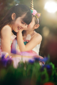 Photographie enfant, reportage au jardin avec les tulipes. Alice et Juliette, nos jumelles de 8 ans vous présentent le jardin de printemps des Martin.