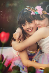 Photographie enfant, reportage au jardin avec les tulipes. Alice et Juliette, nos jumelles de 8 ans vous présentent le jardin de printemps des Martin.