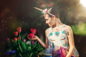 Photographie enfant, reportage au jardin avec les tulipes. Alice et Juliette, nos jumelles de 8 ans vous présentent le jardin de printemps des Martin.