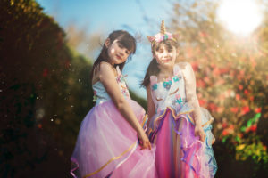 Photographie enfant, reportage au jardin avec les tulipes. Alice et Juliette, nos jumelles de 8 ans vous présentent le jardin de printemps des Martin.