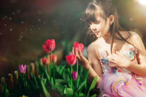 Photographie enfant, reportage au jardin avec les tulipes. Alice et Juliette, nos jumelles de 8 ans vous présentent le jardin de printemps des Martin.