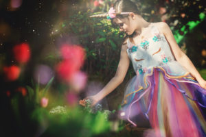 Photographie enfant, reportage au jardin avec les tulipes. Alice et Juliette, nos jumelles de 8 ans vous présentent le jardin de printemps des Martin.