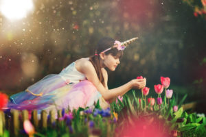 Photographie enfant, reportage au jardin avec les tulipes. Alice et Juliette, nos jumelles de 8 ans vous présentent le jardin de printemps des Martin.
