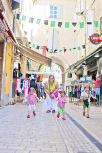 La petite ruelle commerçante de Sommières, 2015