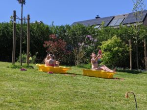 On profite du jardin et du soleil !