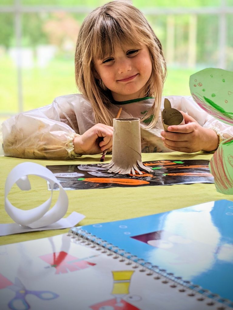 Dès qu'on a le dos tourné, Rose bricole ou dessine !