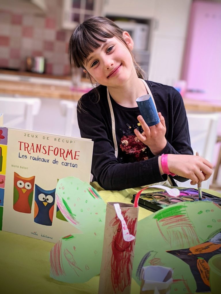 Dès qu'on a le dos tourné, Rose bricole ou dessine !