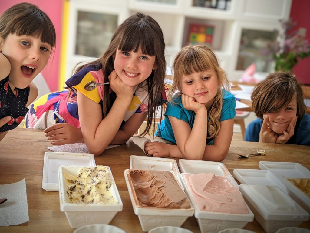 Et quand on a fait une longue balade de 2 heures en forêt, on fait une petite pause sur la place virtuelle de Tilff pour manger une bonne glace !