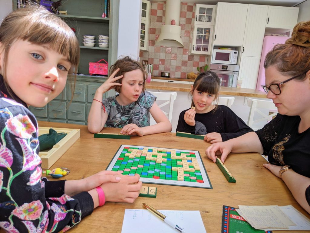 Un premier Scrabble en famille
