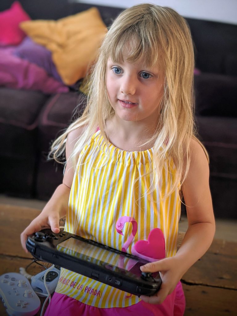 Moi je suis grande, je peux jouer à Maillecraft