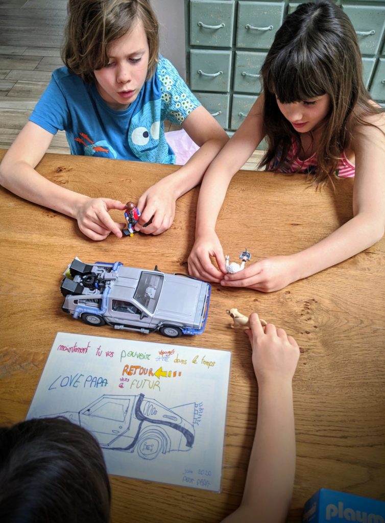 Les enfants se jouent quelques scènes de Retour vers le Futur