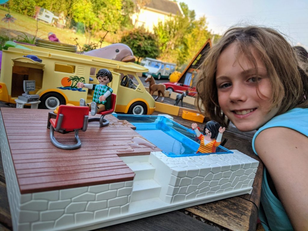 Les Playmobils dans une piscine ça l'est un peu moins.