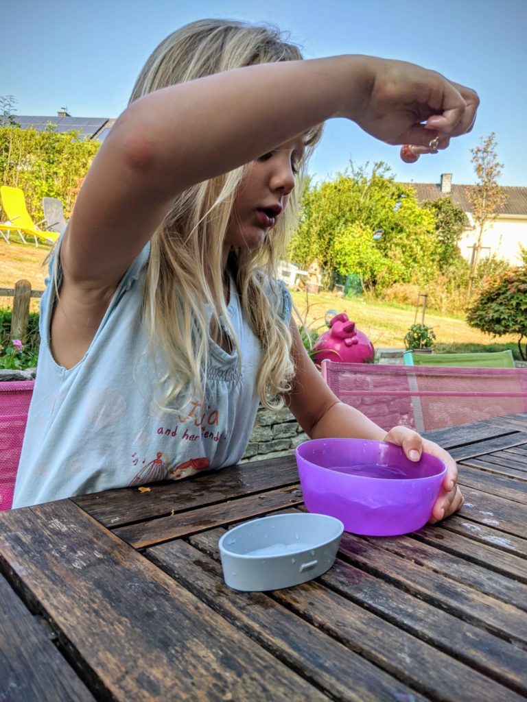 Les Playmobils dans une piscine ça l'est un peu moins.