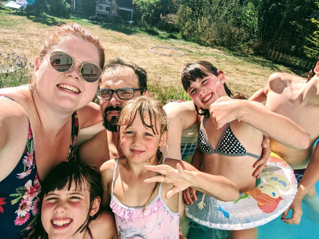 Oui, 4 jeunes enfants dans une piscine, c'est bruyant !