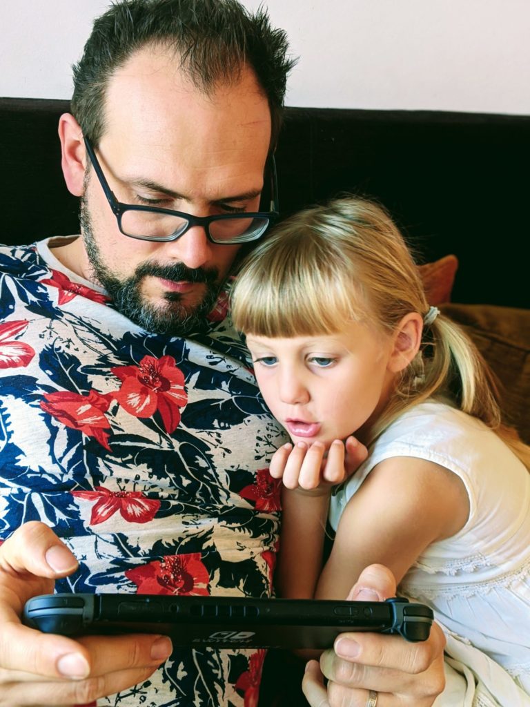 Rose découvre Super Mario Bros avec Papa