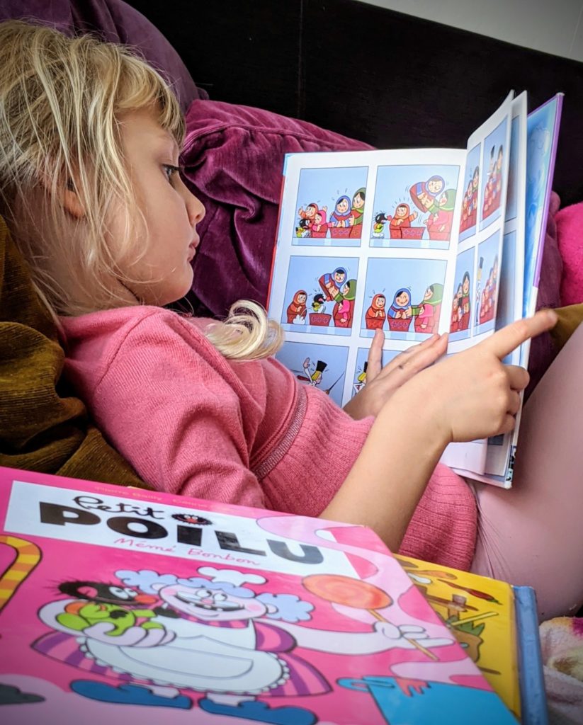 Rose a découvert la collection de #petitpoilu de ses sœurs !! #bandedessinee #madeinbelgium