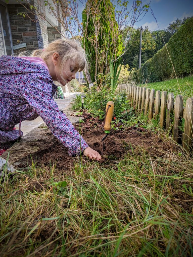 Hé marraine, on plante tes fleurs dans le jardin !