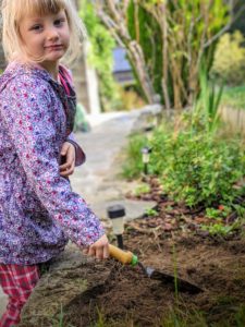 Hé marraine, on plante tes fleurs dans le jardin !