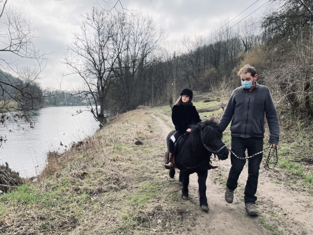Alice a pu reprendre ses leçons d'équitation