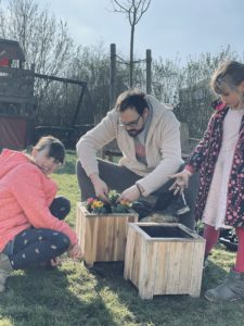 On prépare quelques jolies fleurs avec Papa