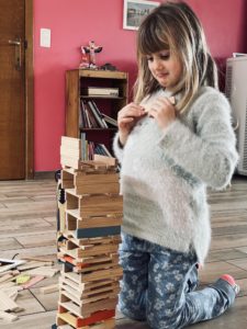 Rose s'entraine aux Kapla !